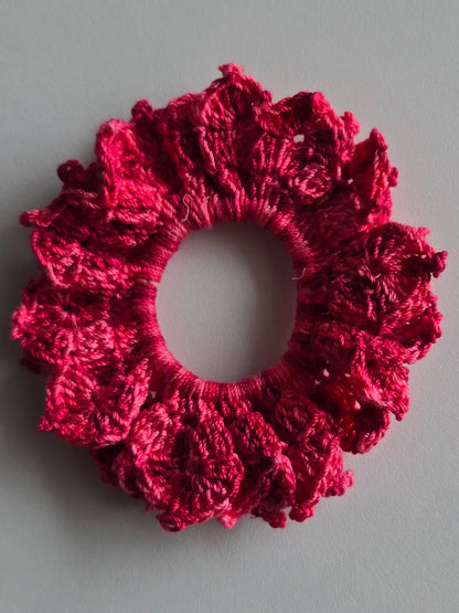 chouchou rose crocheté avec finition volante