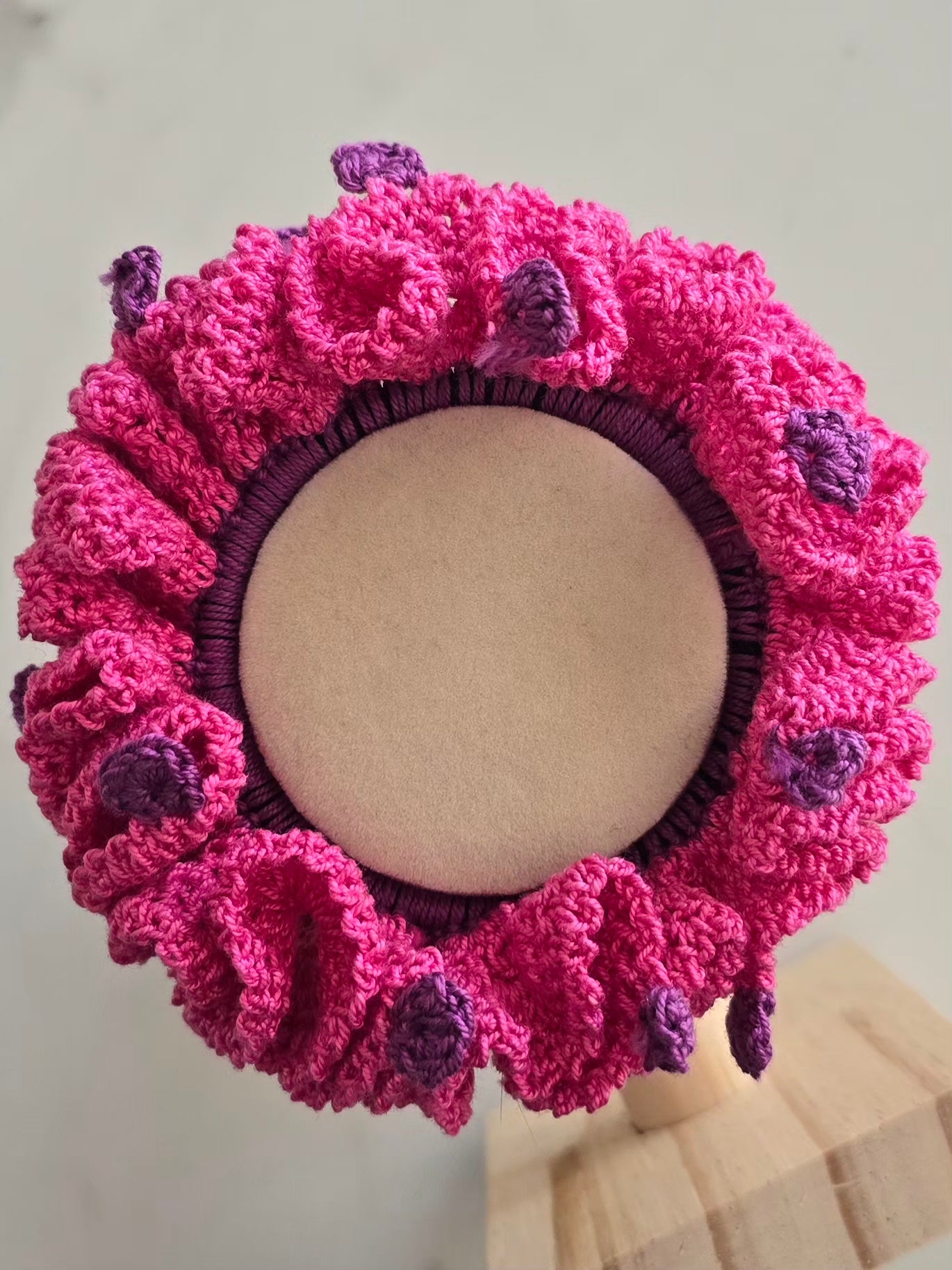Chouchou rose et violet fait main au crochet avec volume froufroutant.