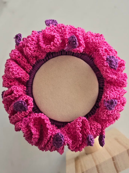 Chouchou rose et violet fait main au crochet avec volume froufroutant.