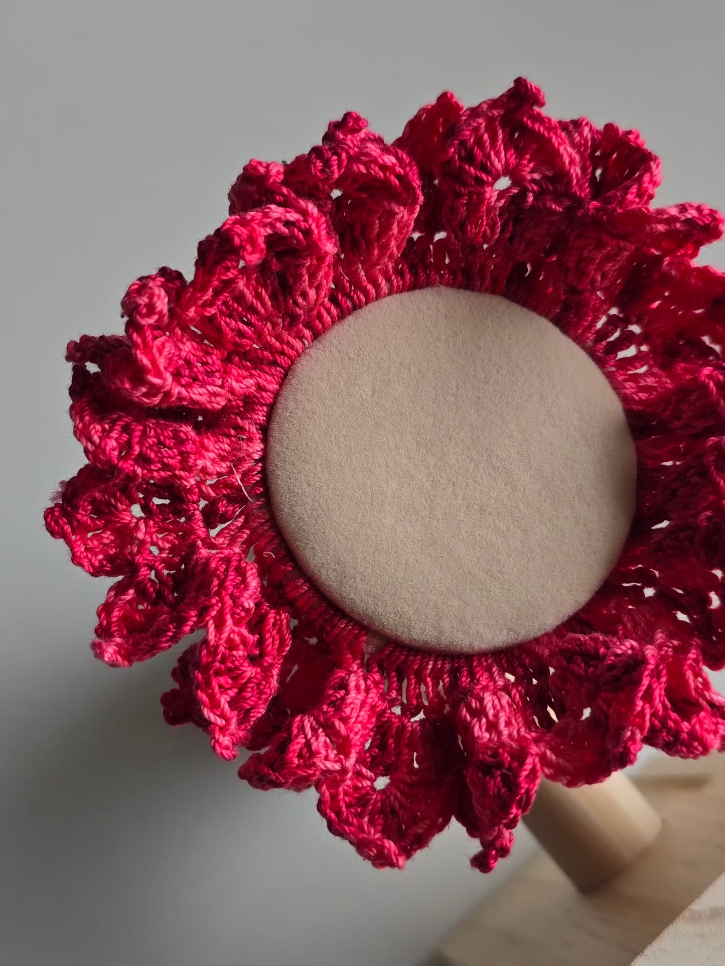 vue de dessus d'un chouchou rose en crochet artisanal