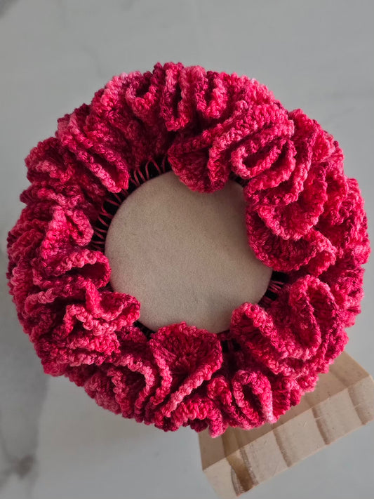 Grand chouchou rose XL au crochet fait main présenté de face