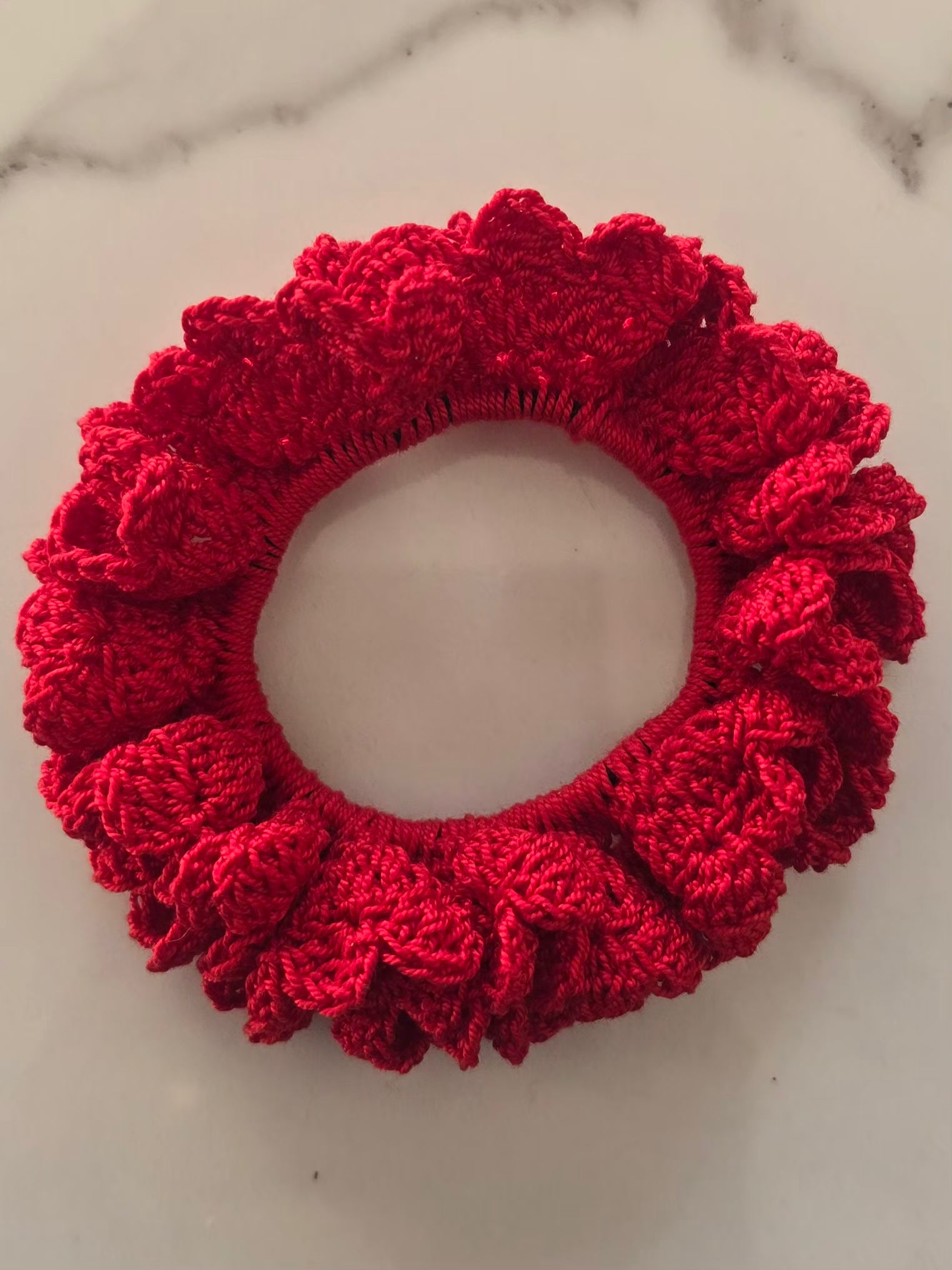 Chouchou rouge en crochet entièrement fait main 