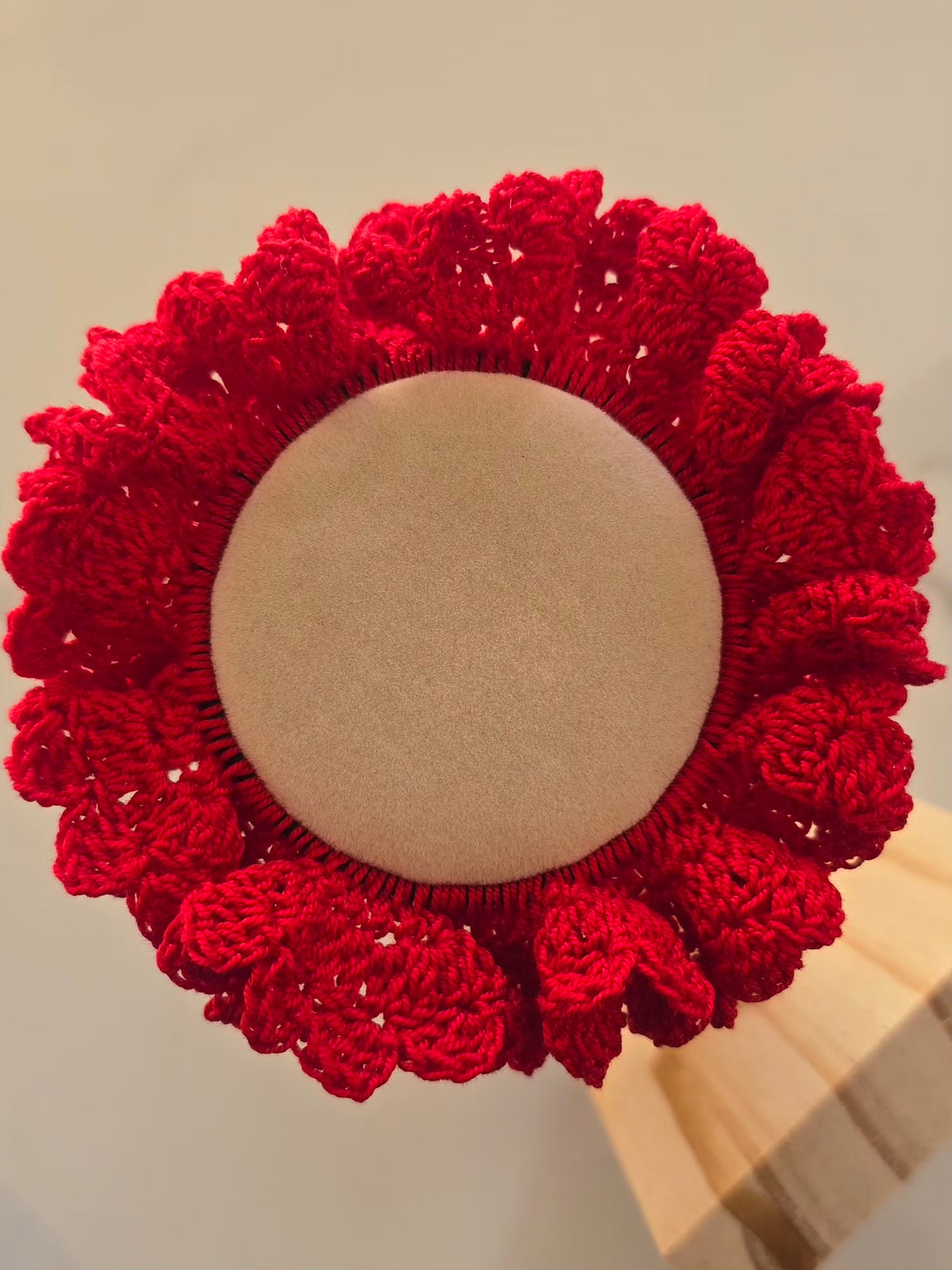 Détail du crochet sur chouchou rouge fait main