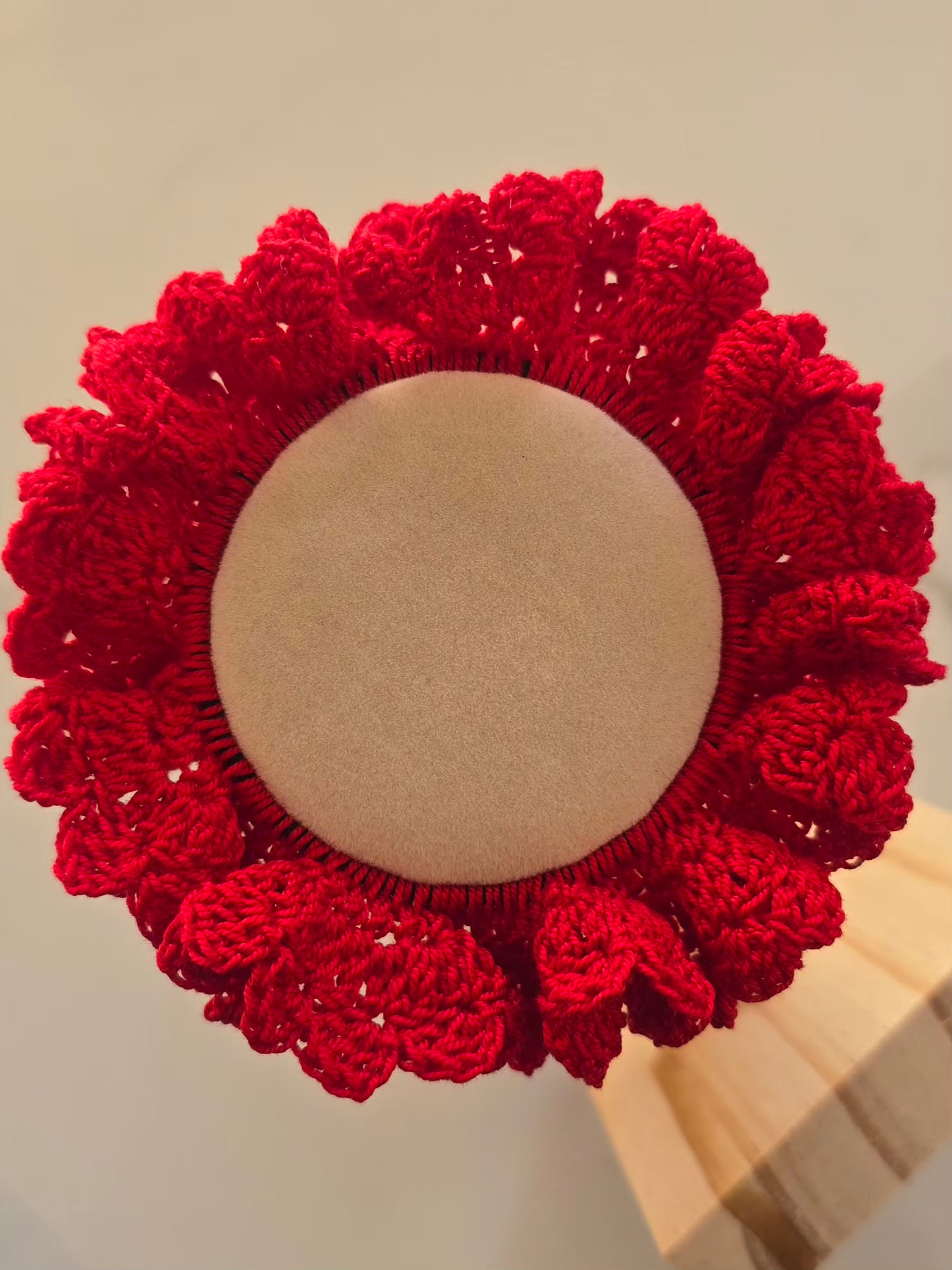 Détail du crochet sur chouchou rouge fait main