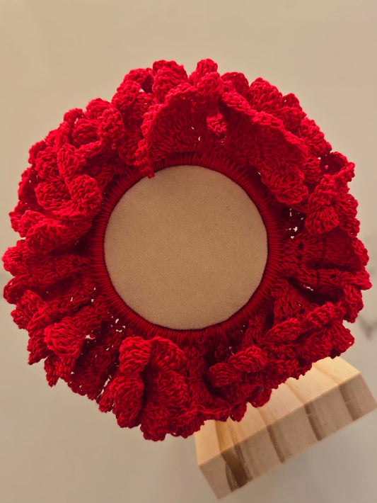 Chouchou rouge élégant réalisé à la main