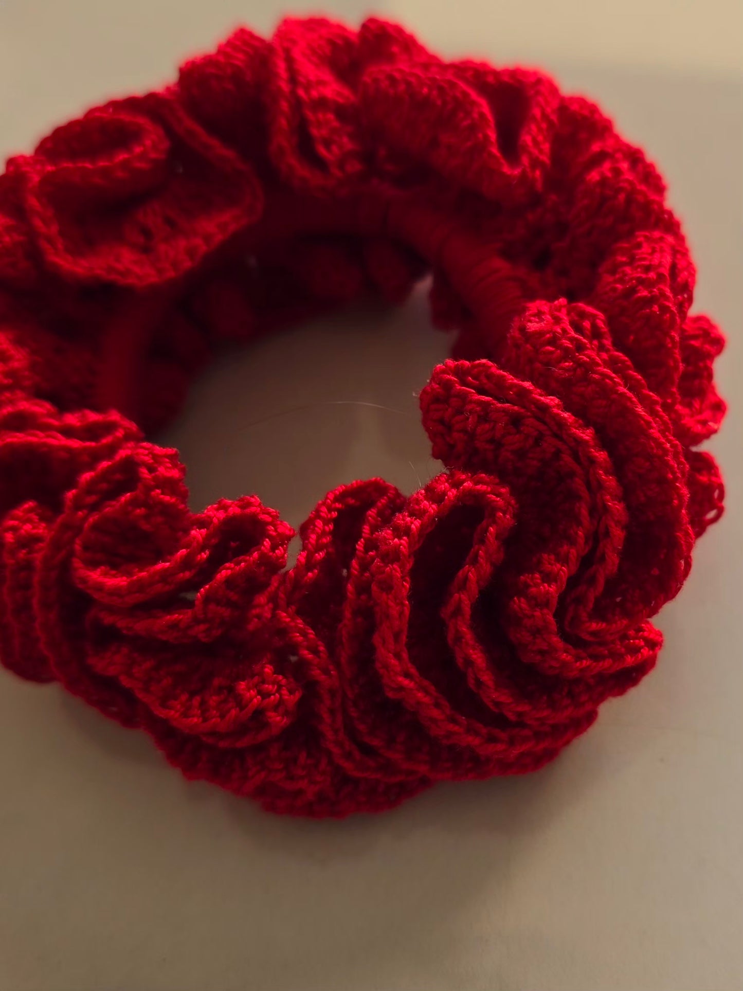 Texture du fil de coton sur chouchou rouge en crochet