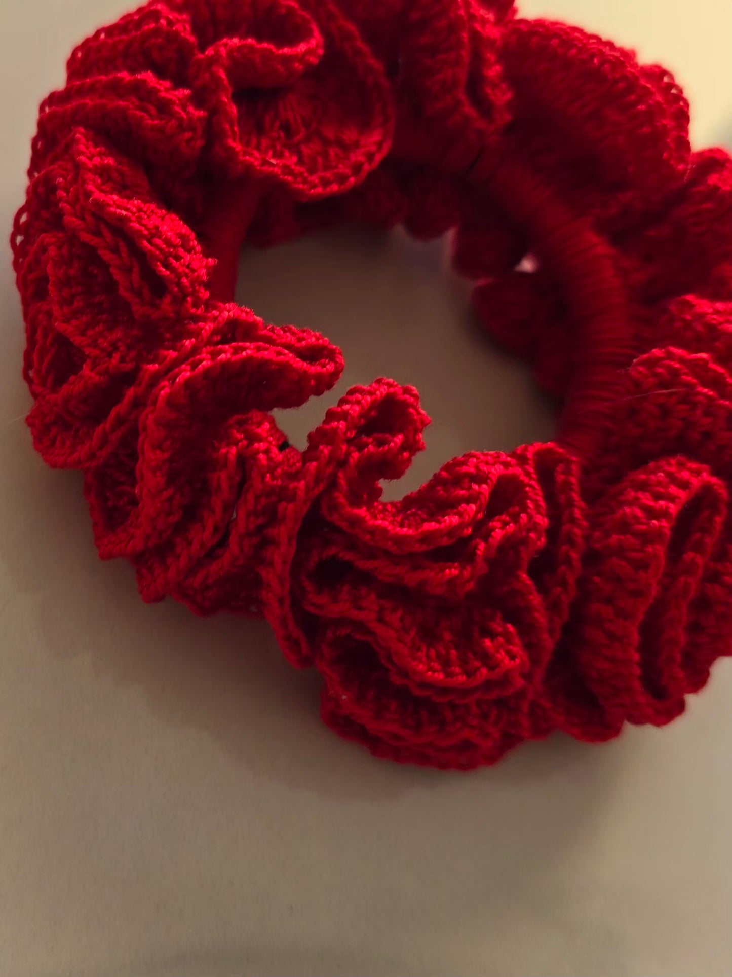 Chouchou rouge volumineux en crochet artisanal