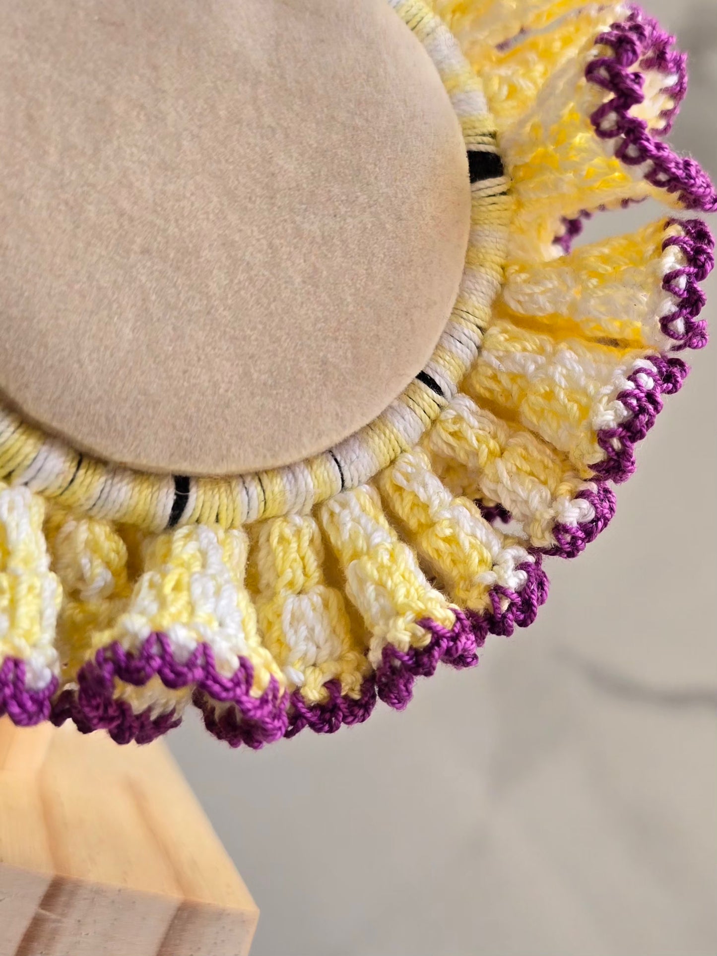 Chouchou tricolore jaune pastel et violet en crochet avec effet volumineux élégant