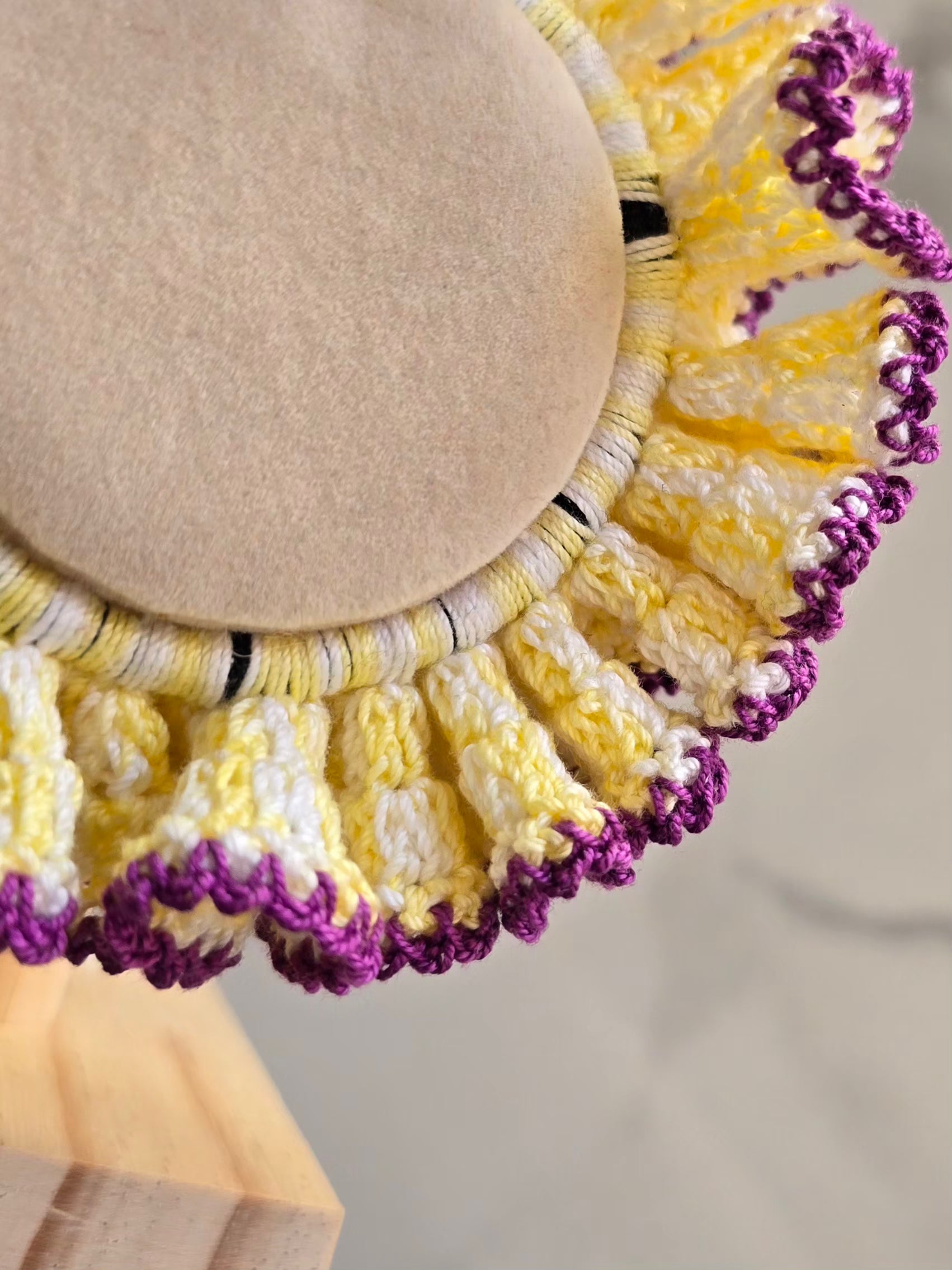 Chouchou tricolore jaune pastel et violet en crochet avec effet volumineux élégant