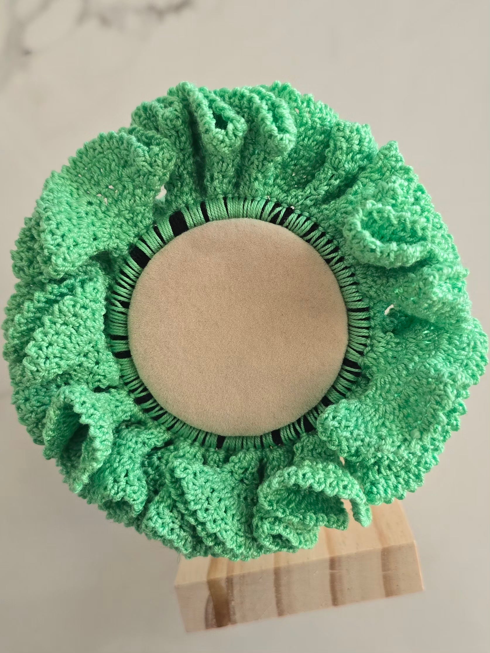 Chouchou vert en fil coton réalisé entièrement à la main