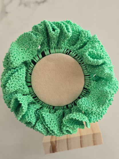 Chouchou vert en fil coton réalisé entièrement à la main