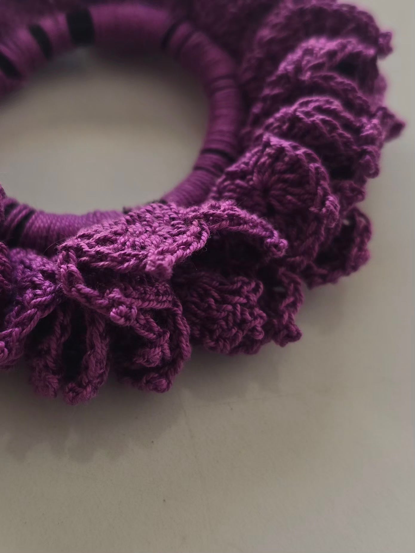 Création artisanale chouchou violet au crochet fait main
