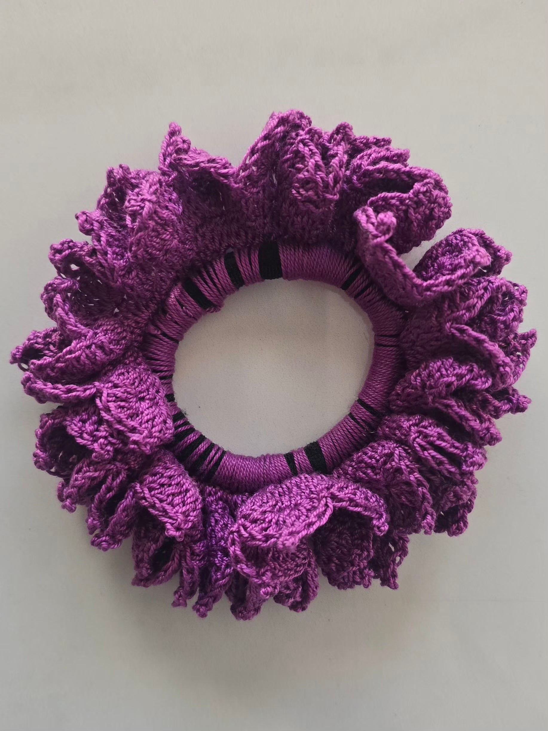 Chouchou violet élégant avec finition travaillée au crochet