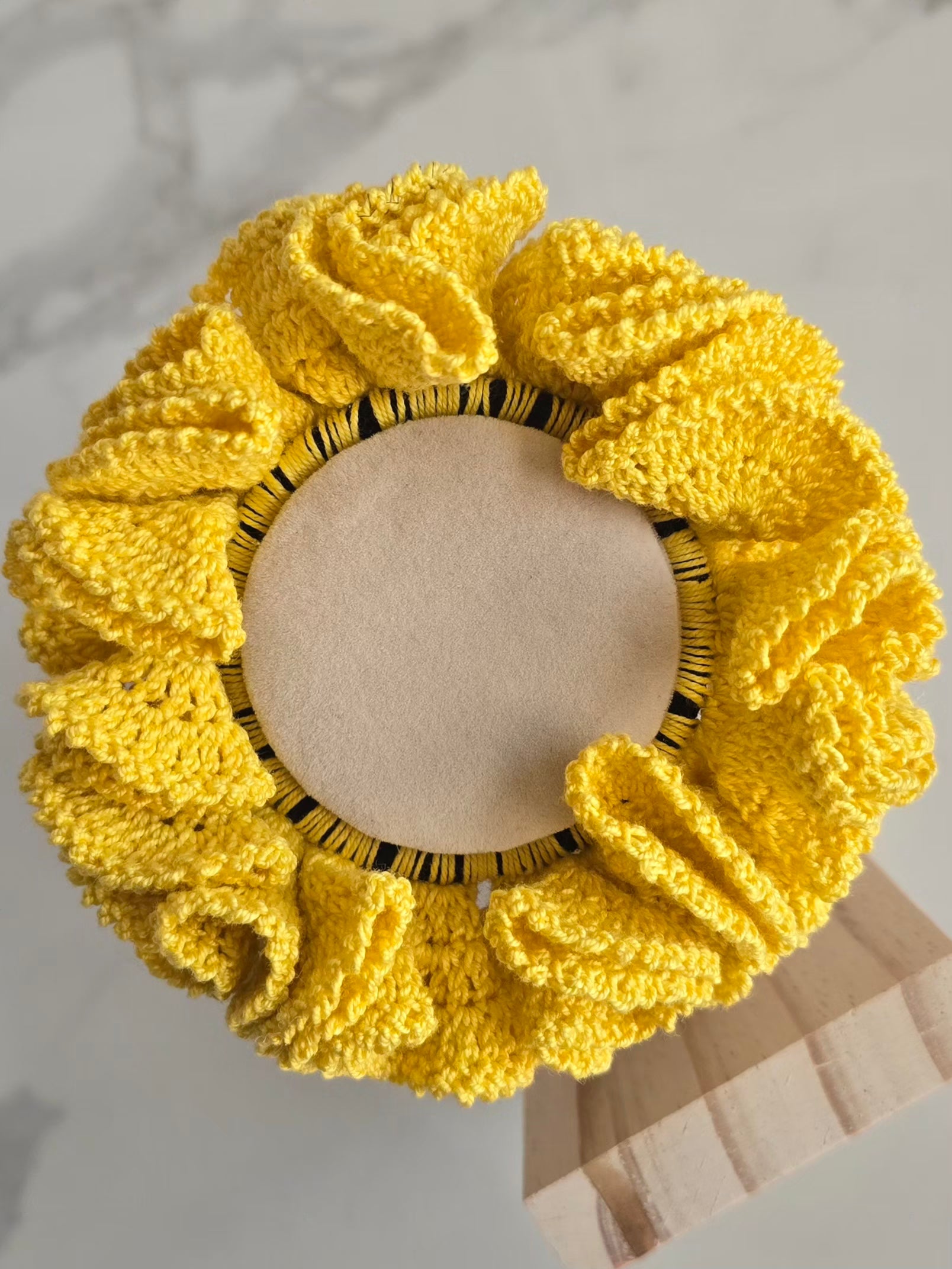 Chouchou jaune artisanal avec grands froufrous au crochet