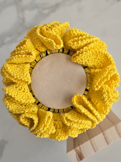 Chouchou jaune artisanal avec grands froufrous au crochet