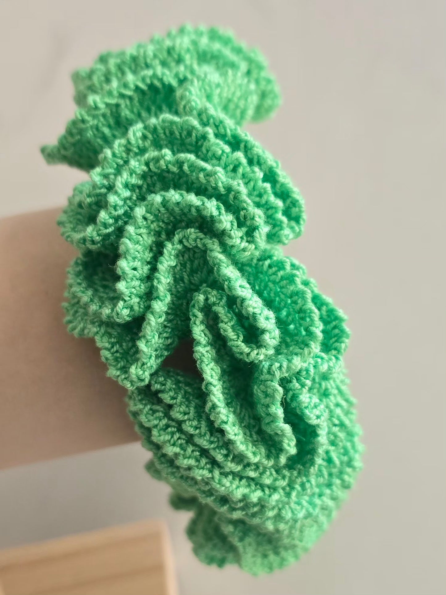 Chouchou vert artisanal avec froufrous volumineux en crochet