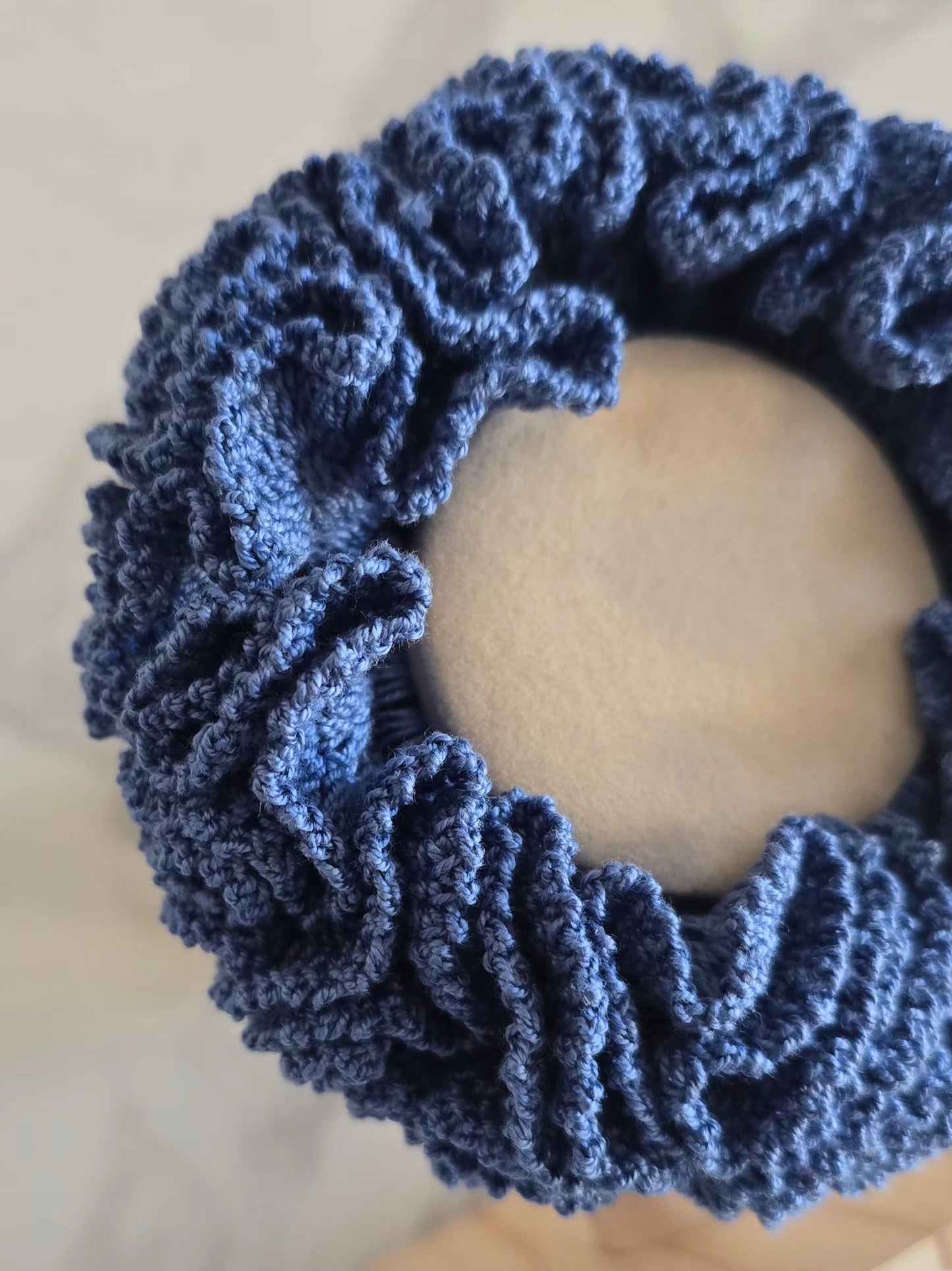 Chouchou XL bleu fait main avec volume important au crochet