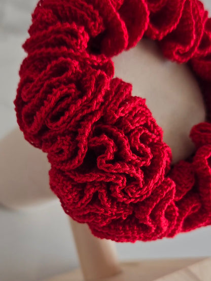 Chouchou XL rouge en crochet avec larges froufrous réalisé à la main