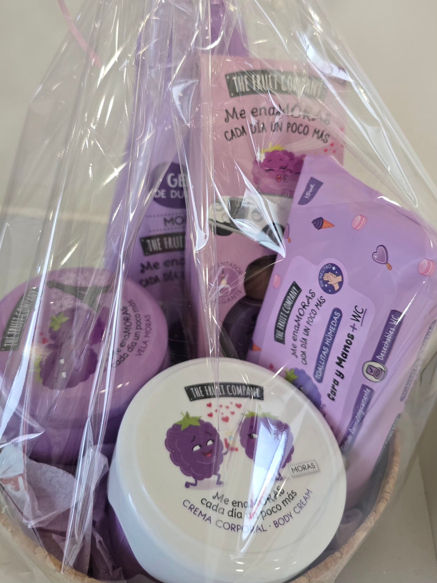 Coffret cadeau Moras à la senteur avec le gel douche, crème et bougie.