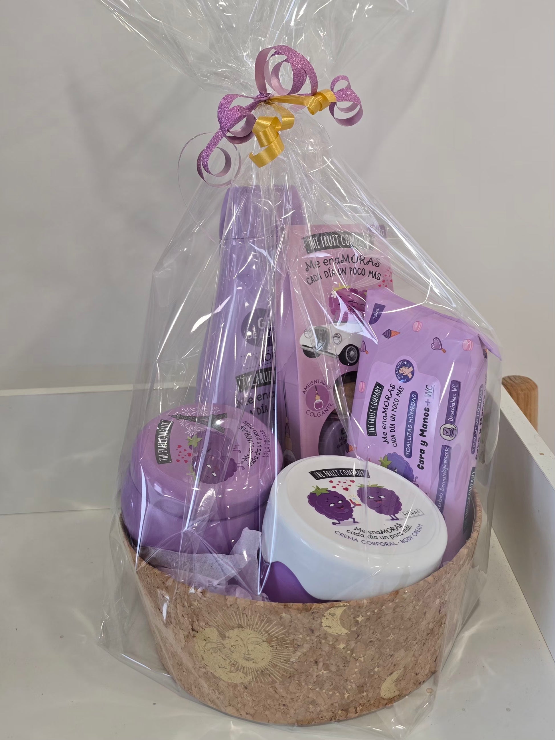 Coffret douceur Moras parfum mûre avec soins, bougie et panier en liège