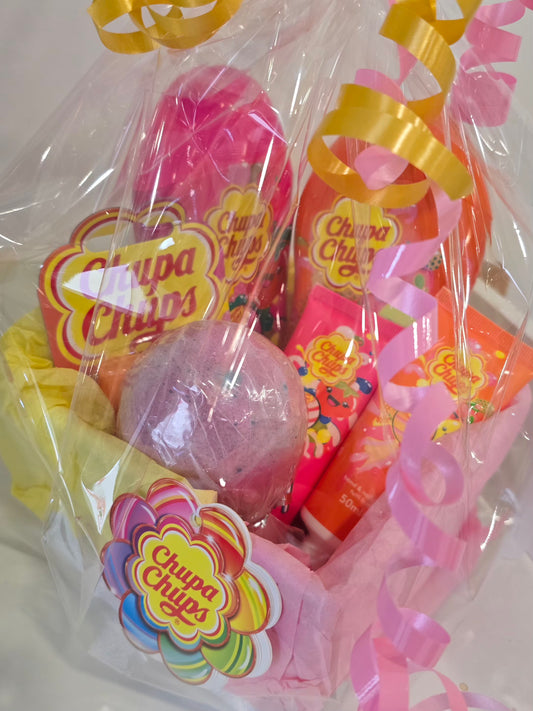 Coffret gourmand CHUPA CHUPS avec soins fruités dans un panier blanc.