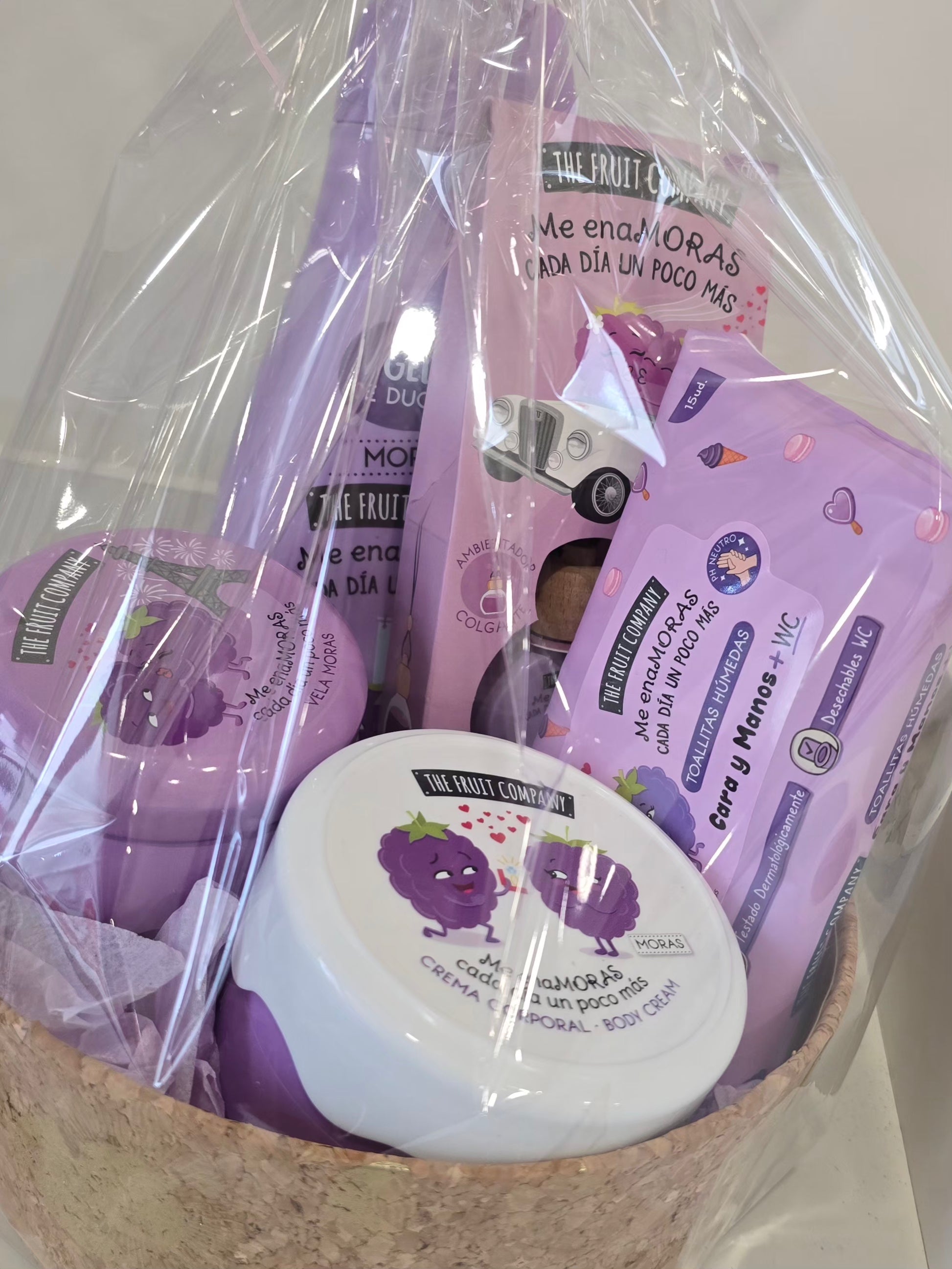 Coffret bien être parfum mûre Moras présenté dans un panier rond en liège.