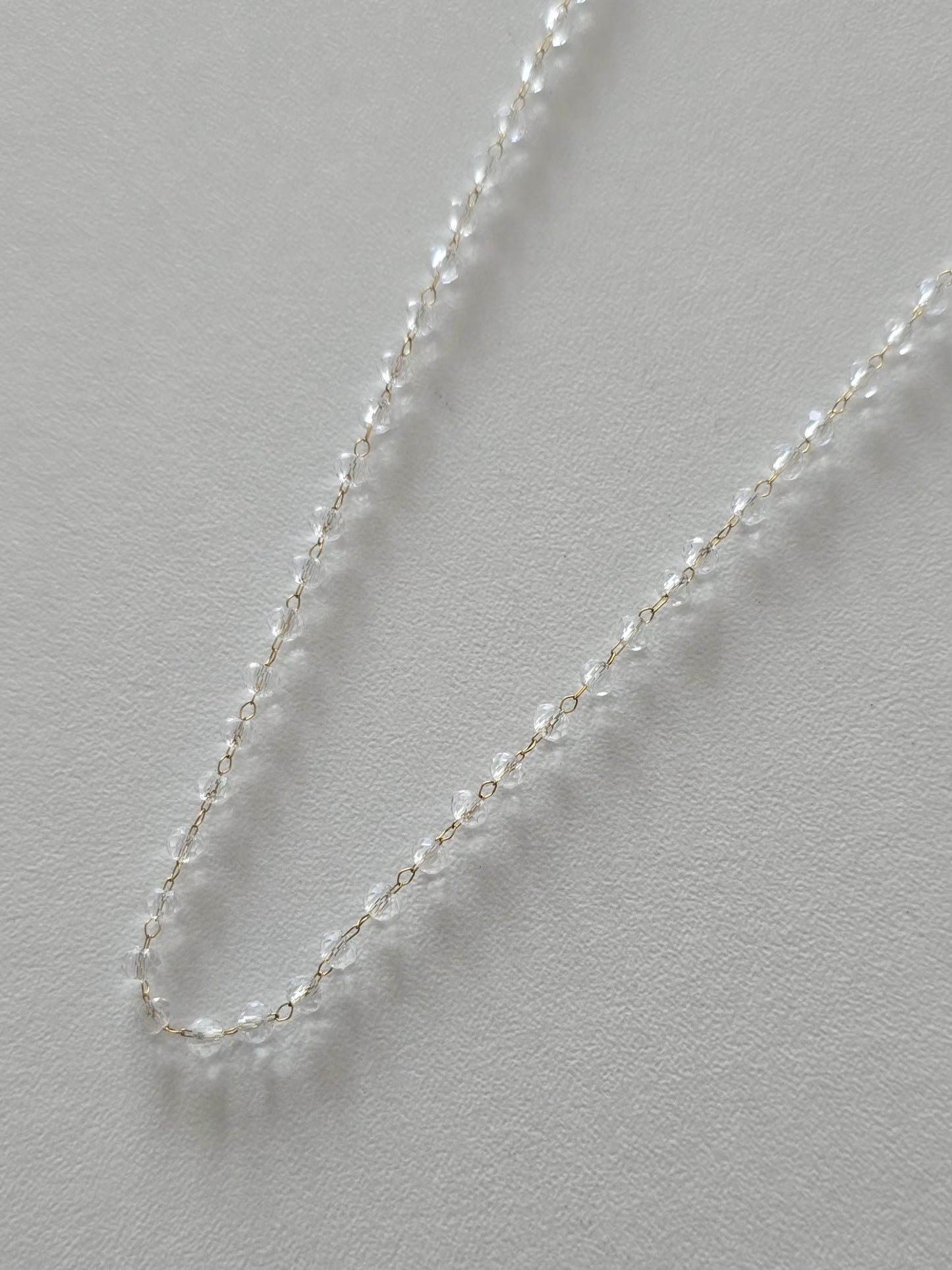 Collier minimaliste Clarity avec perles transparentes