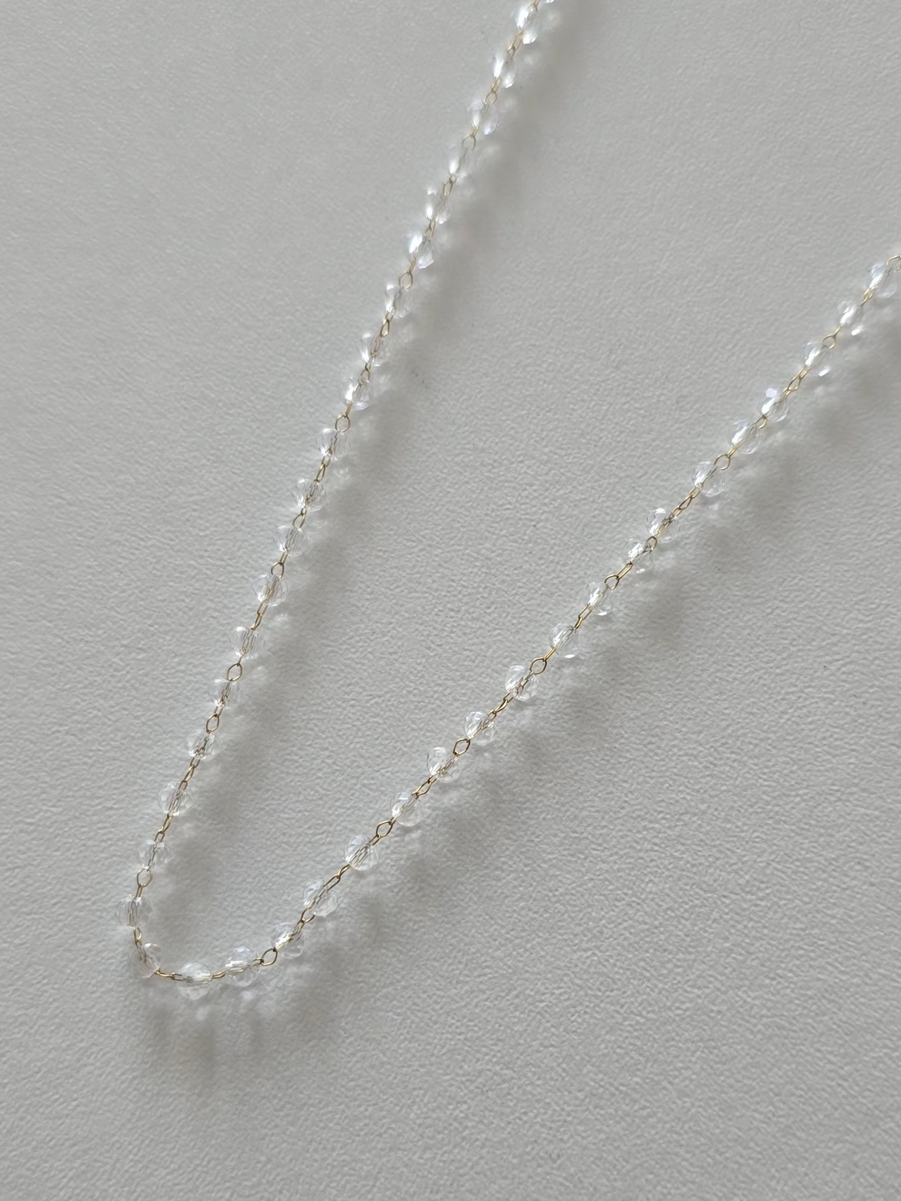 Collier minimaliste Clarity avec perles transparentes
