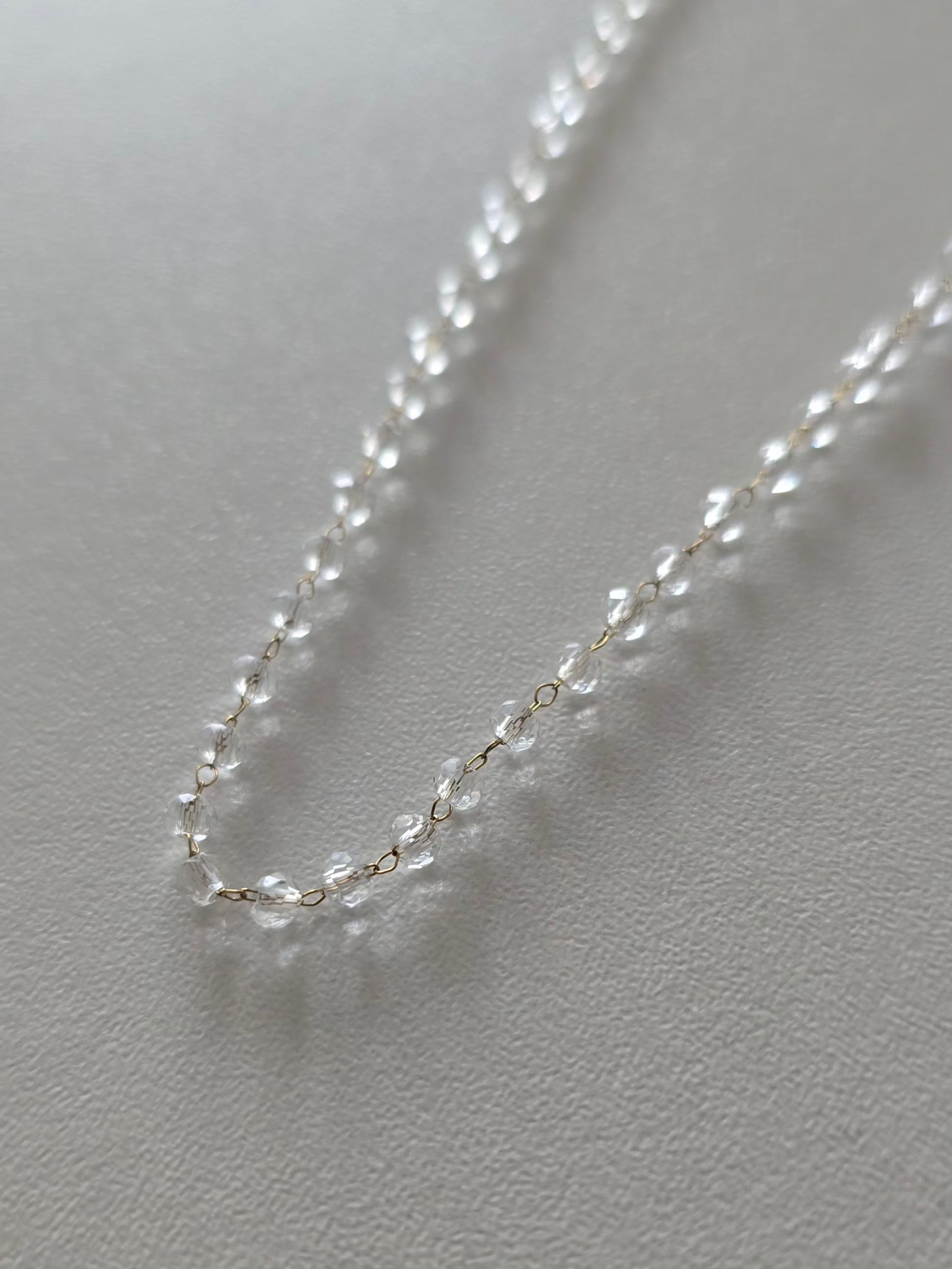Collier Clarity gros plan sur les perles transparentes 3 mm