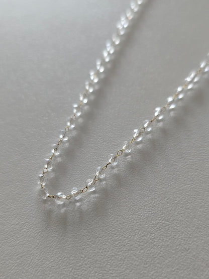Collier Clarity gros plan sur les perles transparentes 3 mm