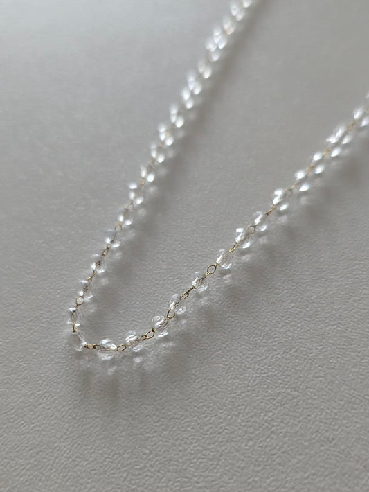 Collier Clarity gros plan sur les perles transparentes 3 mm