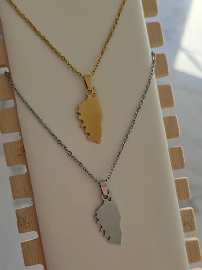 Collier Isula doré et argenté en acier inoxydable avec pendentif Corse, vue détaillée.