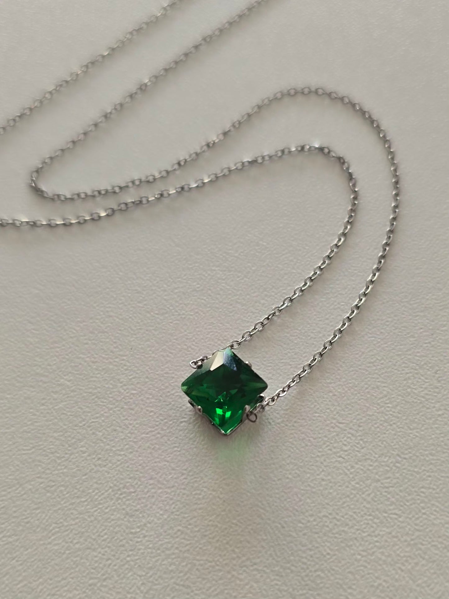 Collier Lunéa en acier inoxydable argenté avec pendentif vert symbolisant l'espérance et la rénovation