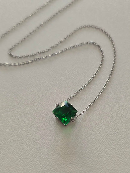 Collier Lunéa en acier inoxydable argenté avec pendentif vert symbolisant l'espérance et la rénovation