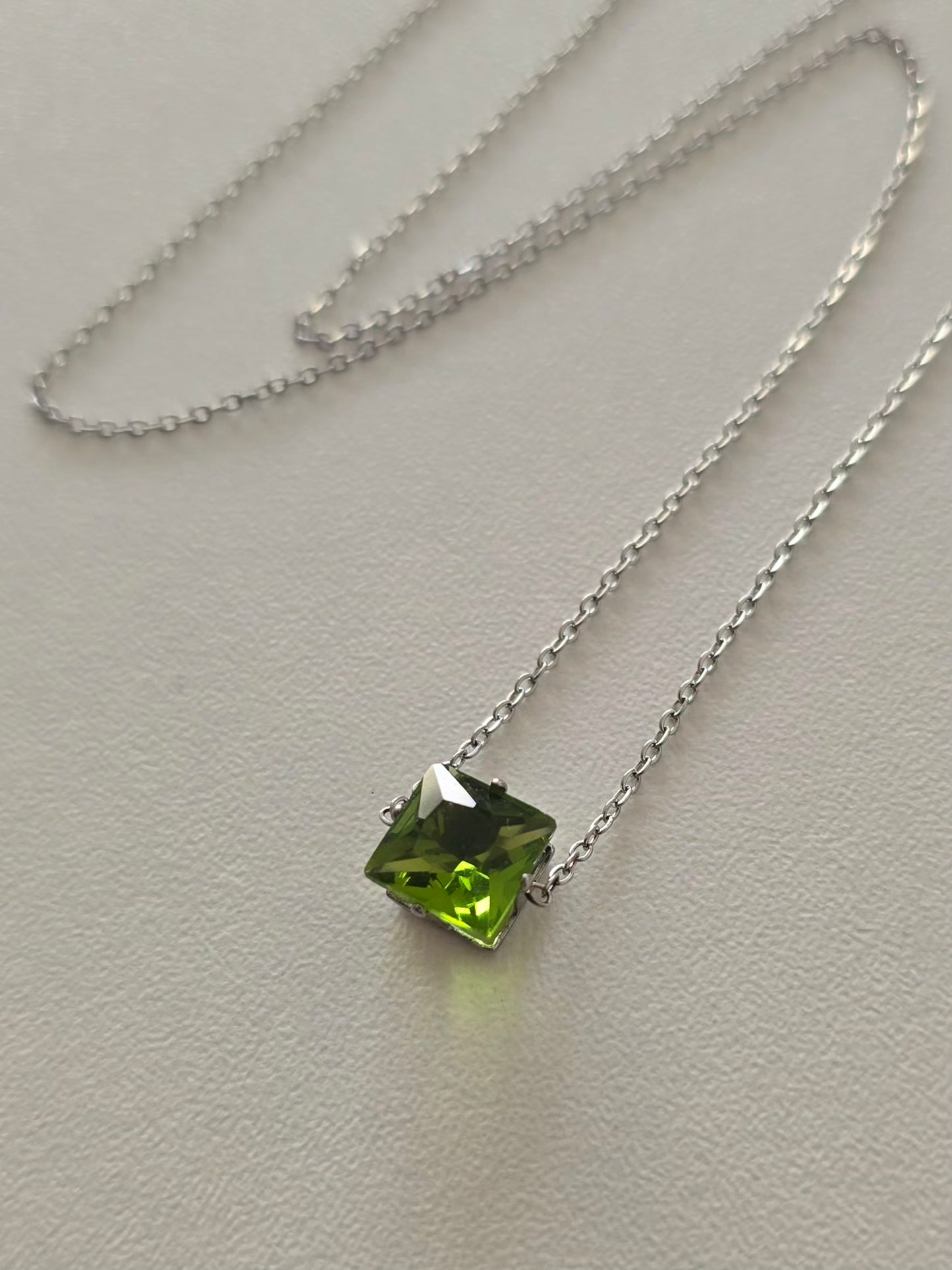 Collier Lunéa en acier inoxydable avec strass vert clair représentant la santé, la prospérité et la stabilité