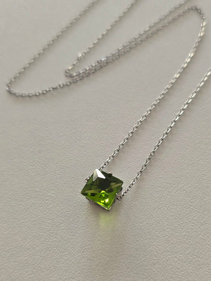 Collier Lunéa en acier inoxydable avec strass vert clair représentant la santé, la prospérité et la stabilité