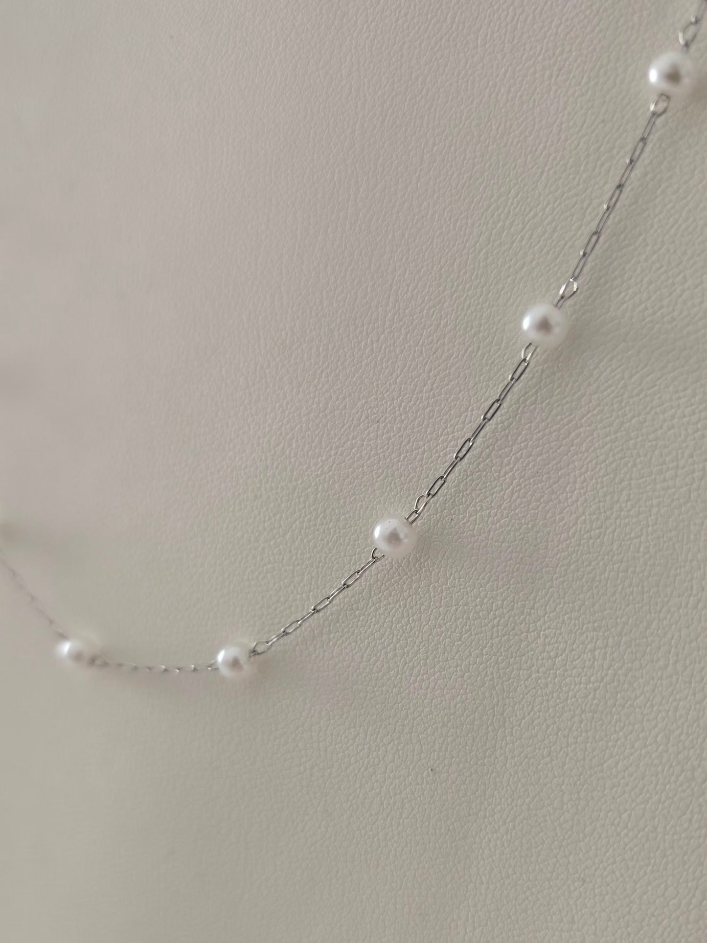 Collier Perla argenté avec perles blanches 