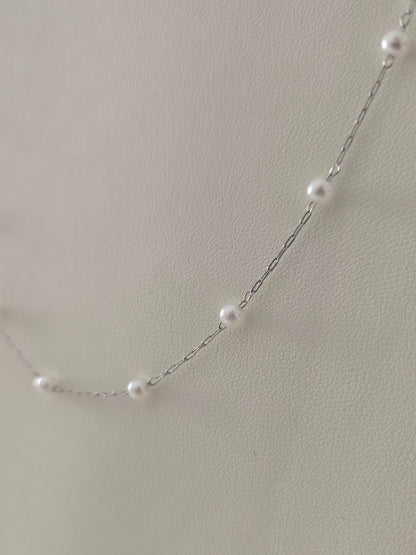 Collier Perla argenté avec perles blanches 