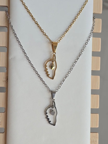 Vue rapprochée du collier Amore avec pendentif Corse et coeur suspendu.