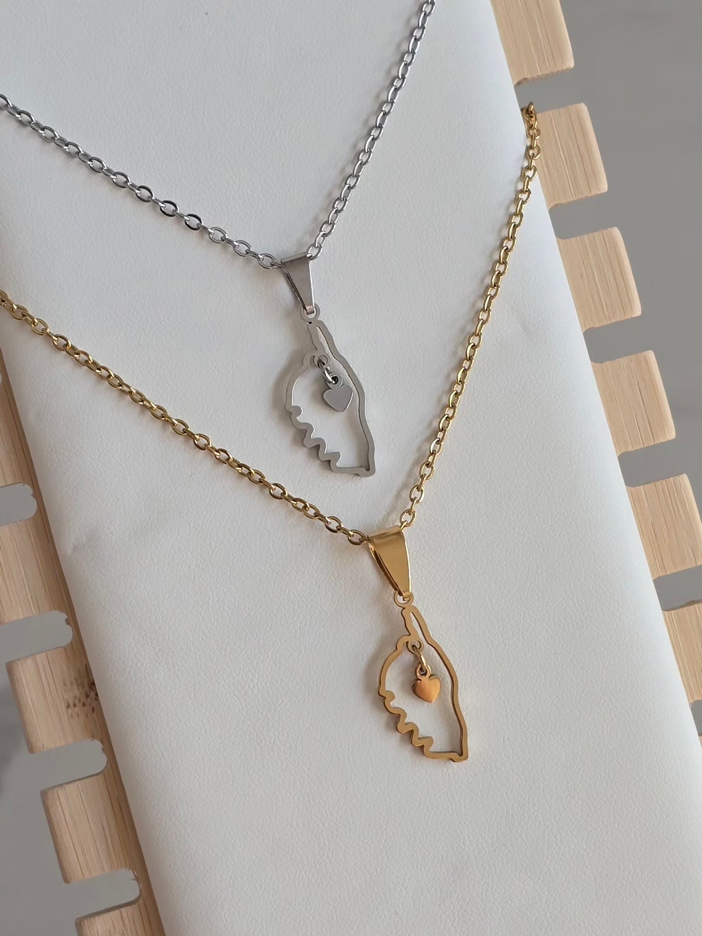 Collier Amore argenté ou doré en acier inoxydable avec pendentif Corse et coeur.