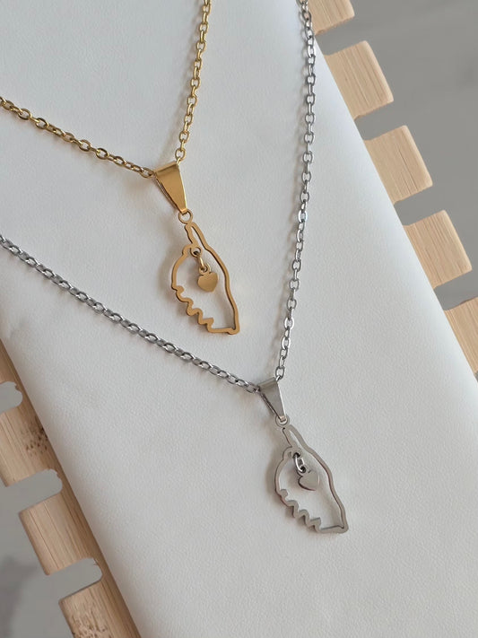 Collier Amore en acier inoxydable doré et argenté avec pendentif Corse et coeur suspendu.