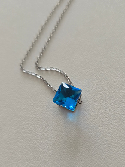 Collier Lunéa argenté avec strass bleu clair évoquant la sérénité, la protection et la paix.