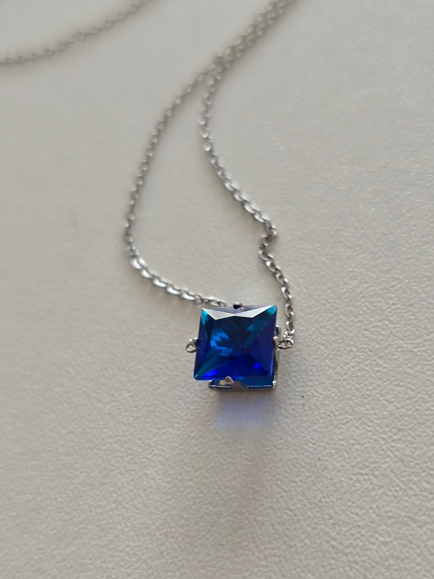 Collier Lunéa en acier inoxydable avec pendentif bleu roi symbolisant la vérité et la stabilité.