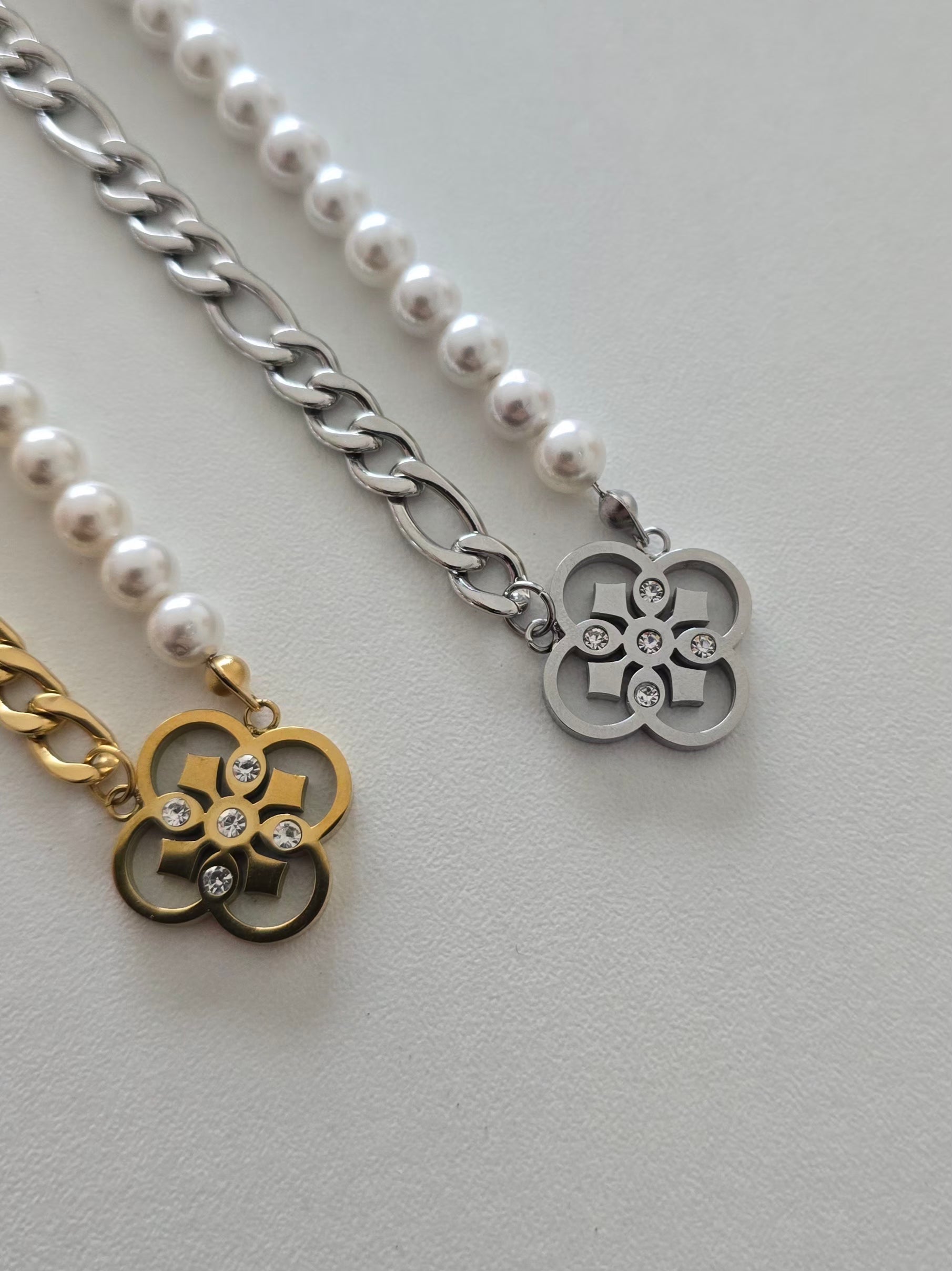 Détail des perles blanches du collier Allegra