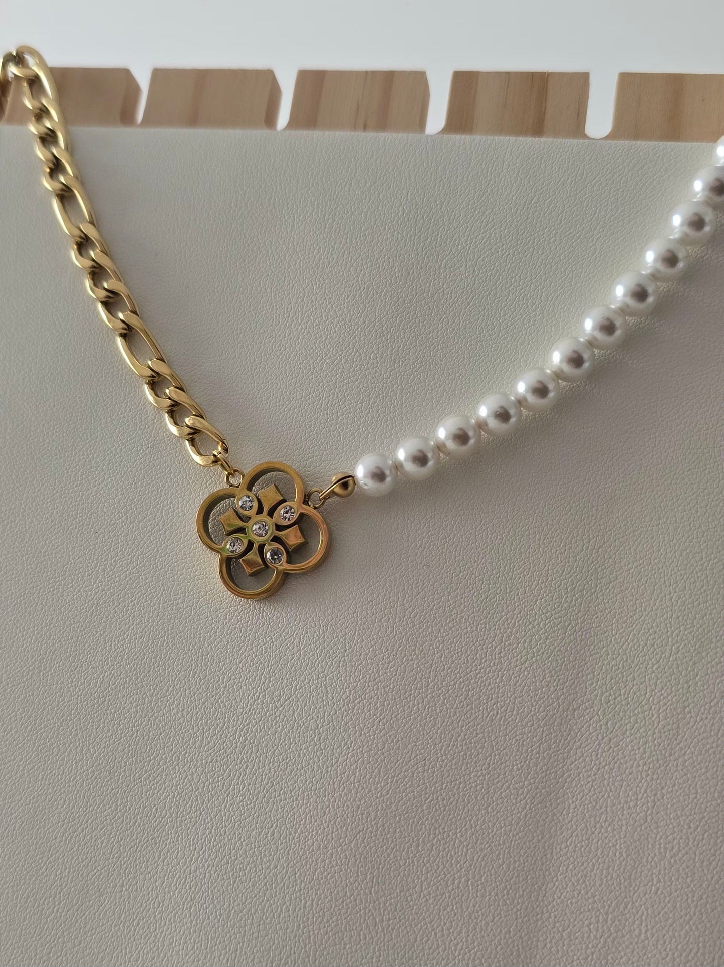 Collier en acier inoxydable disponible en finition argentée ou dorée