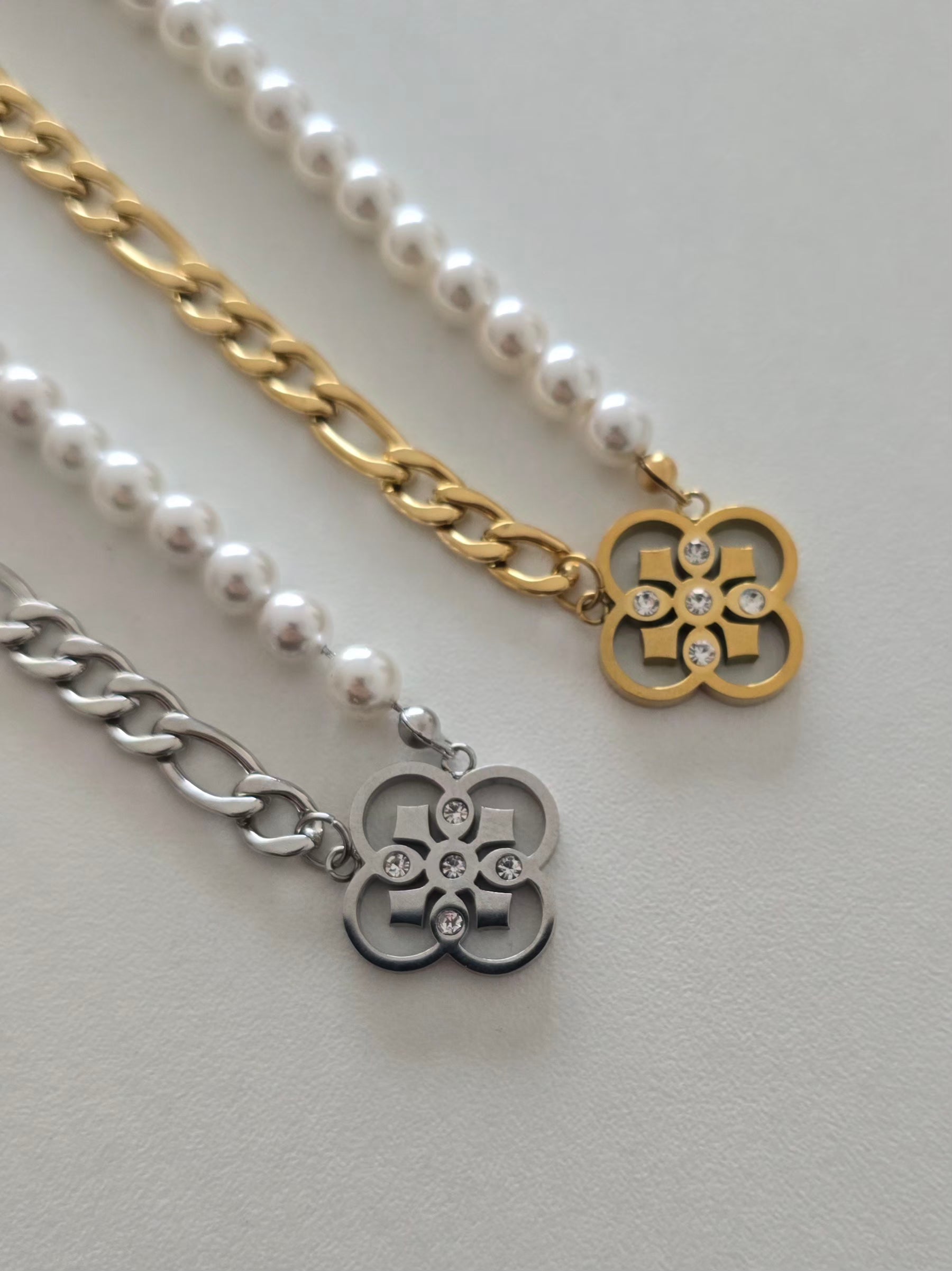 Collier chic en acier avec détails en perles