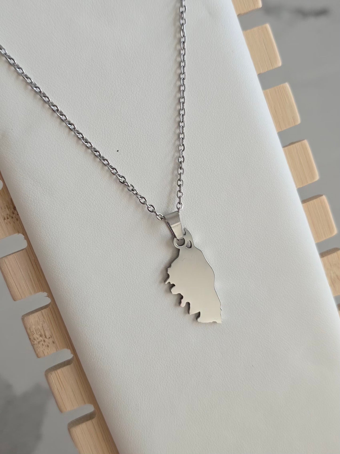 Collier Isula argenté en acier inoxydable avec pendentif représentant la Corse. 