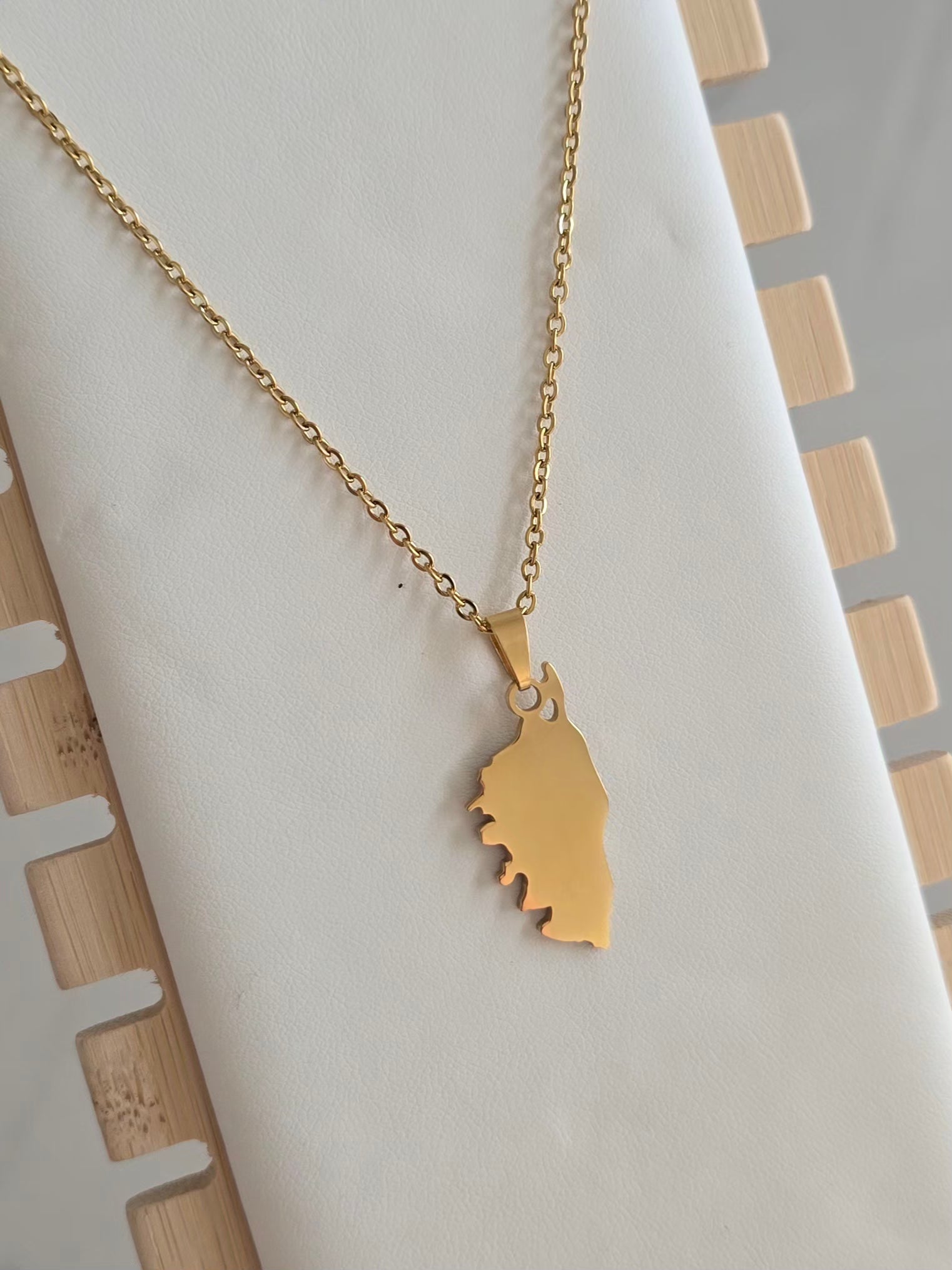 Collier Isula doré en acier inoxydable avec pendentif représentant la Corse. 