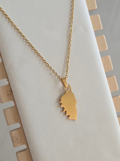 Collier Isula doré en acier inoxydable avec pendentif représentant la Corse. 