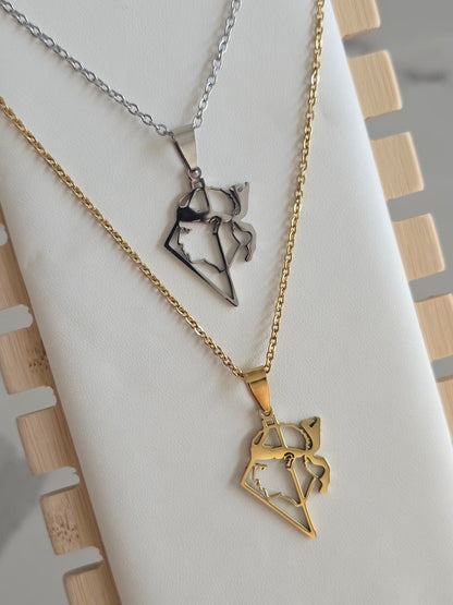 Vue rapprochée du collier Libertà argenté en acier inoxydable avec pendentif Corse et Tête de Maure.
